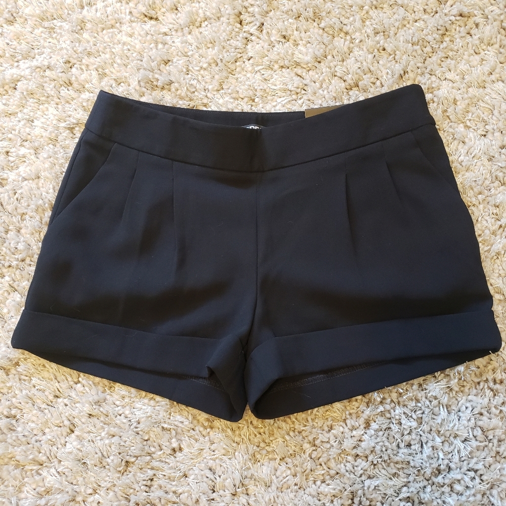 Pleated shorts